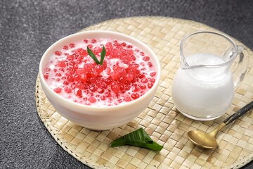 Sagu Mutiara atau Pacar Cina, also called sago pearls or sago pearls, is a type of snack made from tapioca cooked with sugar and coconut milk.
