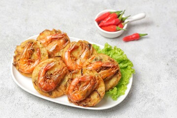 Bakwan Udang, ote-ote containing shrimp and vegetables is fried crispy with whole shrimp topping. Crispy and delicious to enjoy warm