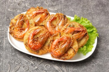 Bakwan Udang, ote-ote containing shrimp and vegetables is fried crispy with whole shrimp topping. Crispy and delicious to enjoy warm
