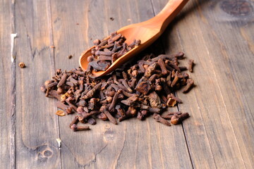 Cloves are the aromatic dried flower buds of the tree family Myrtaceae. They are native to Indonesia and are widely used as a spicy spice in European cuisine. Syzygium aromaticum