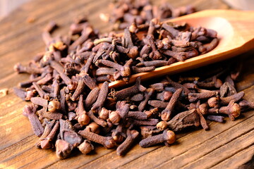 Cloves are the aromatic dried flower buds of the tree family Myrtaceae. They are native to Indonesia and are widely used as a spicy spice in European cuisine. Syzygium aromaticum