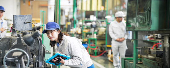 工場、視察、見学、説明、案内、取引、訪問、製造業、ガイド、エンジニア、ビジネスパーソン、社長、経営者、協力、提携、協業、作業員、ビジネスマン、ビジネス、商談、事業承継、買収、男性、M&A、発注、外注、営業、異業種、産業、工業、モノづくり、人材、仕事、働く、作業服、従業員、スタッフ、日本人、女性、スーツ、質問、確認、チェック、検査、メンテナンス、点検、管理、安全、人物