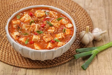 Mapo Tofu or Mapo Doufu is a typical Sichuan dish that is famous for its combination of soft tofu, minced meat and typical spicy spices such as doubanjiang and Sichuan pepper
