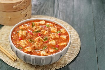 Mapo Tofu or Mapo Doufu is a typical Sichuan dish that is famous for its combination of soft tofu, minced meat and typical spicy spices such as doubanjiang and Sichuan pepper