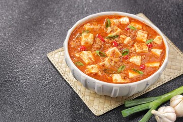 Mapo Tofu or Mapo Doufu is a typical Sichuan dish that is famous for its combination of soft tofu, minced meat and typical spicy spices such as doubanjiang and Sichuan pepper