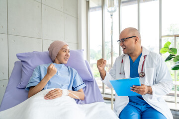 Obraz premium Male doctor visiting female cancer patient with care and compassion in hospital room. Oncology support medical consultation healthcare and hope. Doctor reporting medical test results to the patient