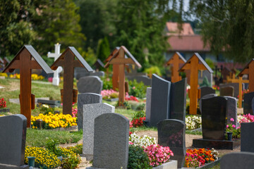 Friedhof im Sommer, bunte Blumen, Natur