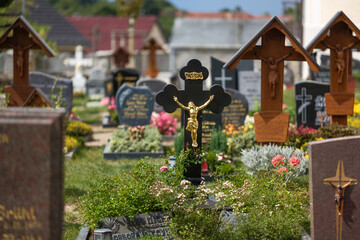Friedhof im Sommer, bunte Blumen, Natur