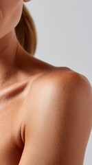 Naklejka premium Closeup female shoulder with luminous, healthy skin, revealing natural radiance and skincare benefits, emphasizing personal beauty wellness