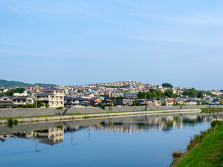 川沿いから見る斜面の住宅街