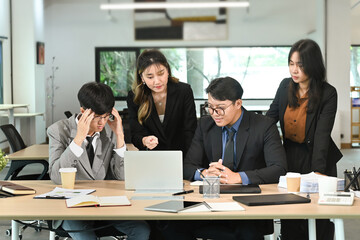 Obraz premium Business team working on a laptop computer.
