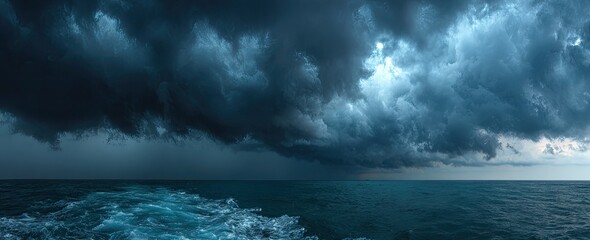 Obraz premium Dark storm clouds over a turbulent sea