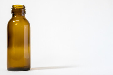 栄養ドリンクの空き瓶 クローズアップ 白背景