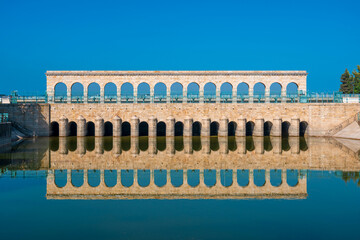 Naklejka premium The historic stone bridge in Beyşehir, Konya, is reflected in the calm water. Turkish name Taskopru or Tas Kopru