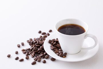 テーブルの上のホットコーヒーとコーヒー豆