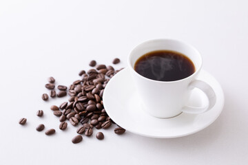 テーブルの上のホットコーヒーとコーヒー豆