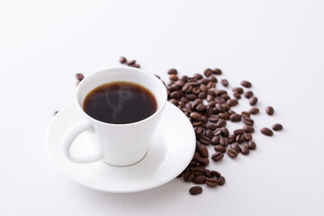 テーブルの上のホットコーヒーとコーヒー豆