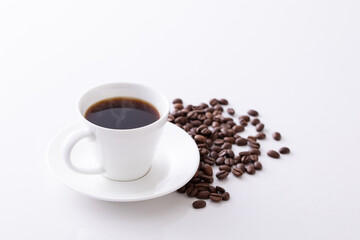 テーブルの上のホットコーヒーとコーヒー豆