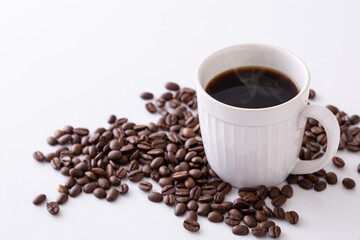 テーブルの上のホットコーヒーとコーヒー豆