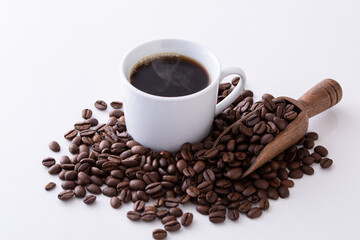 テーブルの上のホットコーヒーとコーヒー豆