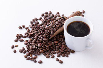 テーブルの上のホットコーヒーとコーヒー豆