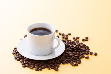 テーブルの上のホットコーヒーとコーヒー豆