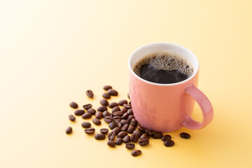 テーブルの上のホットコーヒーとコーヒー豆