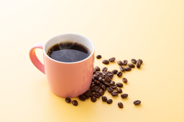 テーブルの上のホットコーヒーとコーヒー豆