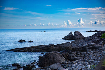 朝の爽やかな空気に包まれた夏の海。