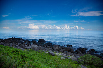 朝の爽やかな空気に包まれた夏の海。