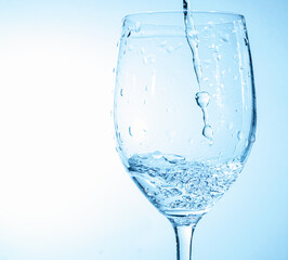 グラスに水を注ぐ