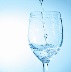 グラスに水を注ぐ