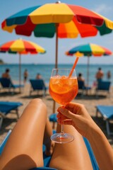 Frau entspannt am Strand mit Cocktail unter bunten Sonnenschirmen bei Sommerwetter
