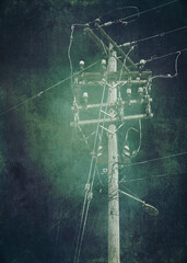 Ein im Hochformat aufgenommener alter Telegrafenmast vor abstraktem grün-blauem Hintergrund
