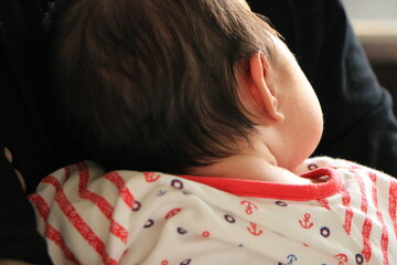 抱っこされる赤ちゃん