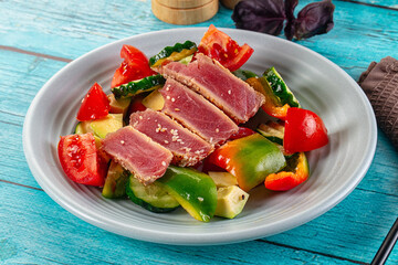 Salad with tuna tataki and avocado