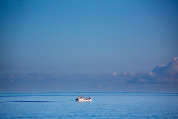 Naklejka premium 朝の爽やかな空気に包まれた、奄美大島の夏の海。