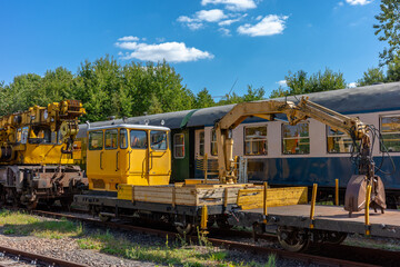 Naklejka premium Gleisbauzug mit Arbeitsfahrzeug und Waggon