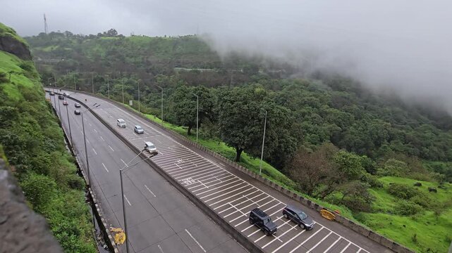 Mumbai Pune expressway busy traffic near Lonavala