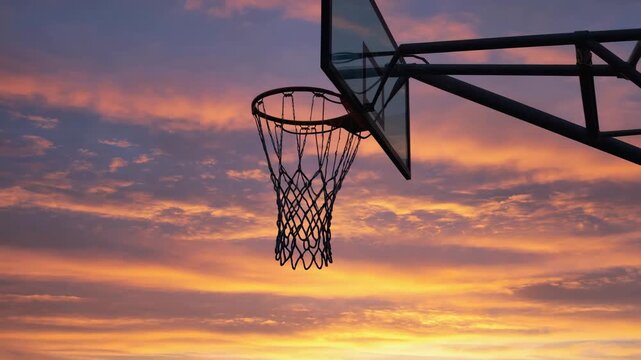 asketballkorb mit Netz &ndash; Authentisches Outdoor-Sportvideo bei Abendlicht