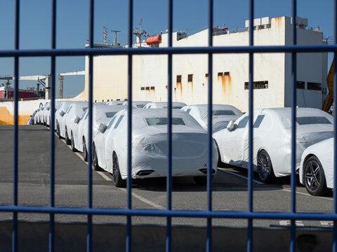 Autoterminal - Pkw auf Stellplatz vor Autotransporter - Verschiffung und Fahrzeugexport