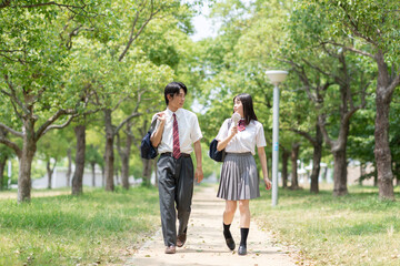公園を歩く高校生