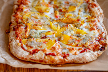 Pizza to order. The pizza is delivered in a cardboard box. Fresh pizza only from the oven