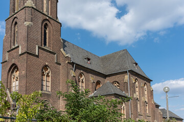 Backstein-Kirchenschiff mit gotischen Fenstern, Manheim, NRW, Deutschland