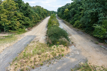 Ehemalige Autobahntrasse mit Rückbau und Natur bei Manheim, NRW, Deutschland