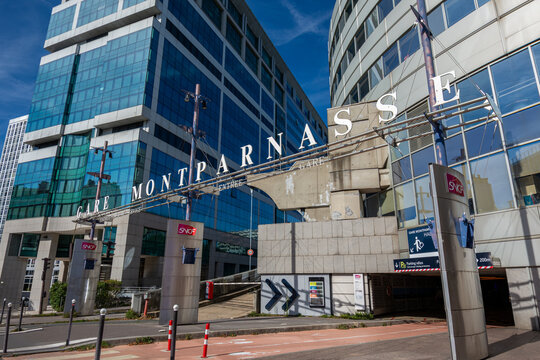 Paris, France - 24 ao&ucirc;t 2025: Enseigne &agrave; l'entr&eacute;e de la gare de Paris-Montparnasse, &eacute;galement appel&eacute;e gare Montparnasse, l'une des six grandes gares terminus du r&eacute;seau ferroviaire de la SNCF &agrave; Paris