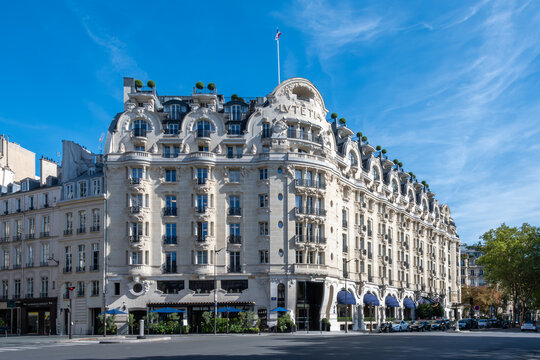 Paris, France - 24 ao&ucirc;t 2025: Vue ext&eacute;rieure de l'h&ocirc;tel Lutetia,  maintenant d&eacute;nomm&eacute; Mandarin Oriental Lutetia, h&ocirc;tel de luxe situ&eacute; boulevard Raspail dans le 6e arrondissement de Paris