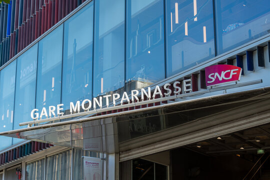 Paris, France - 24 ao&ucirc;t 2025: Enseigne &agrave; l'entr&eacute;e de la gare de Paris-Montparnasse, &eacute;galement appel&eacute;e gare Montparnasse, l'une des six grandes gares terminus du r&eacute;seau ferroviaire de la SNCF &agrave; Paris