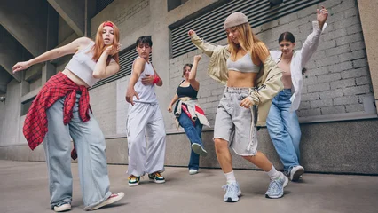 Plexiglas schilderij Dansschool Group of young street dancers performing expressive moves with urban energy. Concept of youth culture, fashion branding, lifestyle promotion, dance schools and social media influence.  © master1305