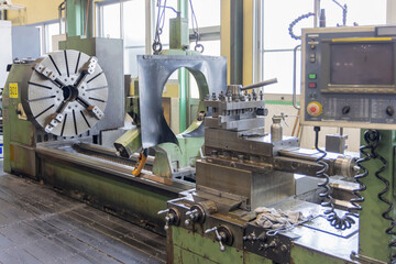 工作機械の並ぶ工場